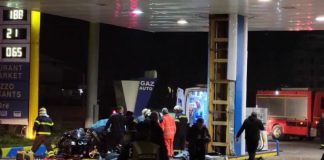 Makina në Durrës plaset me karburantin, tre persona në gjendje të rëndë