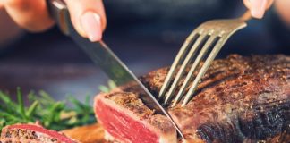 Çudira shqiptare, i ngul thikën shefit të kuzhinës se nuk i pëlqeu mishi