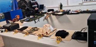 Pamjet nga baza e armatimeve në Vlorë, gjenden snajpera, maska, celularë