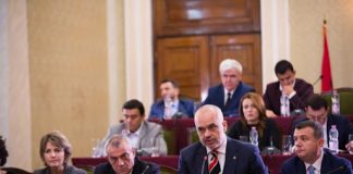 Mblidhet grupi parlamentar i PS, merr pjesë edhe Rama. Në fokus dhe marrëveshja me Rithemelimin