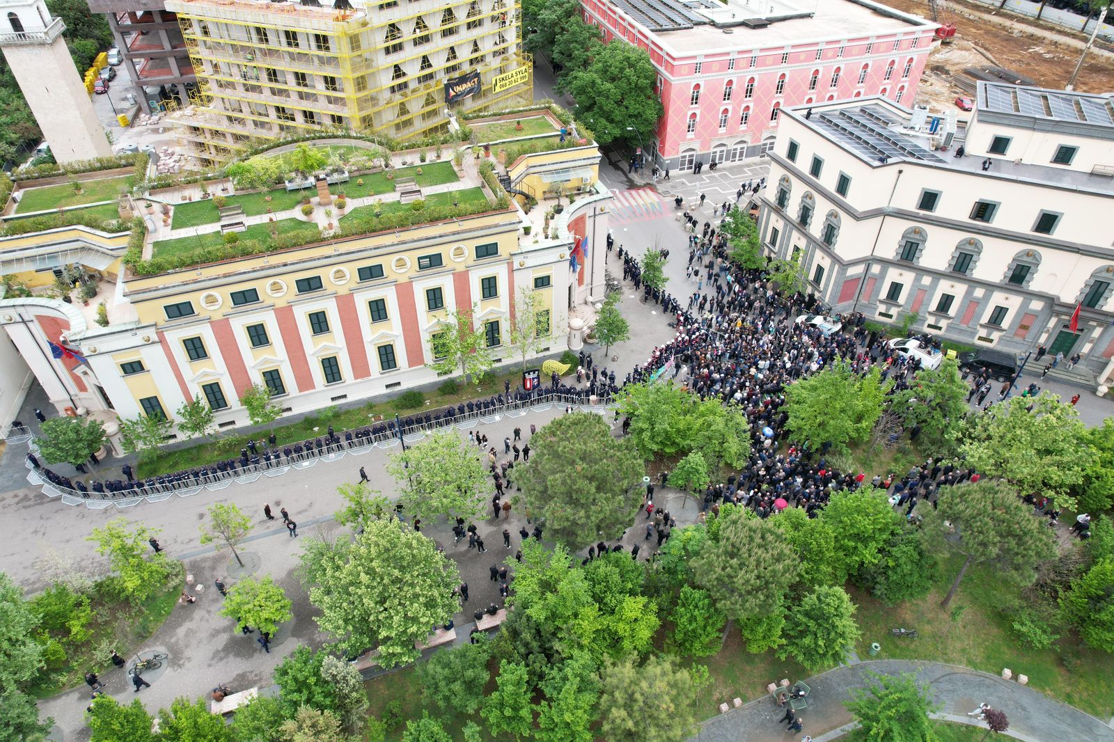 Protesta e Argita Berishës dhe çunit të Fahri Balliut te Bashkia e Tiranës përfundon në një grusht njerëzish
