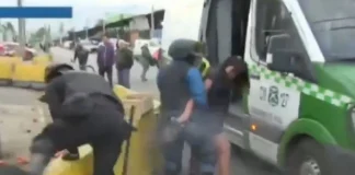 VIDEO/ E pazakontë! Gjatë arrestimit, gruaja rrëmben armën e policit dhe qëllon para njerëzve! Ja si përfundoi fati i saj