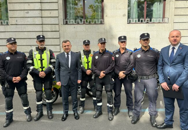 Ministri Balla vizitë zyrtare në Spanjë  takohet me patrullën e Policisë së Madridit  Ja për çfarë diskutuan