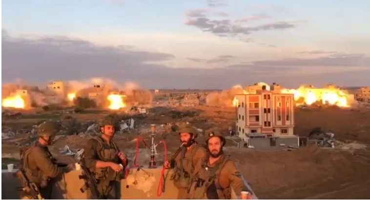 Video shokuese e ushtarëve izraelitë që tymosin  shisha  para shpërthimeve masive në Gaza