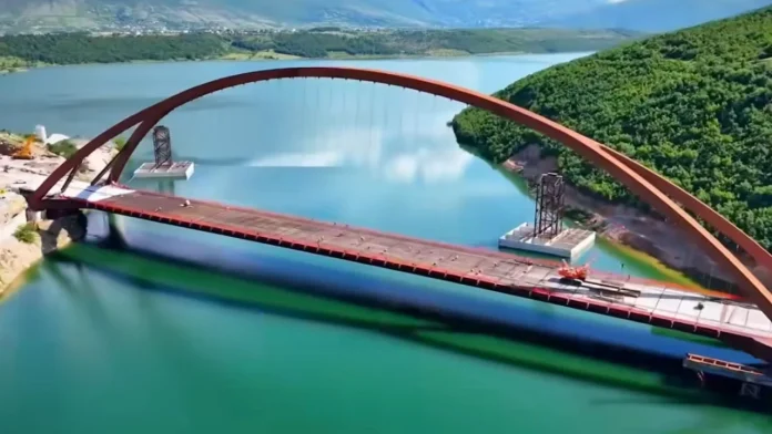 VIDEO  Përfundon vendosja e Urës së Madhe në Kukës  vijojnë punimet për të mundësuar qarkullimin e automjeteve