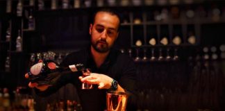 Art, shije dhe talent: Njihuni me Eltjanin, bartenderin që bën art me miksimet e tij!