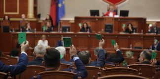 Nga 10 deri 60 mijë lekë heqje të pagës, kush janë deputetët e gjobitur për mungesat në Kuvend! PS, më pak prezente gjatë korrikut, PD më e penalizuar