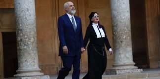 Grimieri s’mendohet fare, i vë notën 10 çiftit Rama për veshjen: Kryeministrin e kopjojnë, Linda guxon