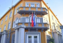 1 orë e gjysmë pa asnjë akt dhune te Ministria e Arsimit, një grup protestuesish zhvendosen në Bulevard