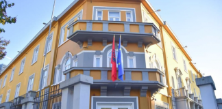 1 orë e gjysmë pa asnjë akt dhune te Ministria e Arsimit, një grup protestuesish zhvendosen në Bulevard