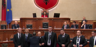 Çfarë ndodhi sot në Kuvend/ Nga bllokimi foltoreve, interpelanca, Venecia dhe mbyllja e mikrofonit të Berishës