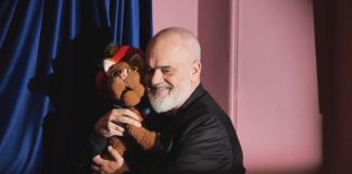 VIDEOLAJM/ “Xhaxhi kryeministër a mund të bëjmë një foto…”, Rama përqafon dhe puth kukullën në teatër
