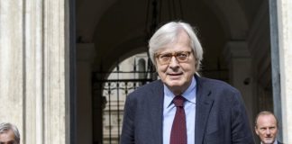 Politikani i njohur italian publikon FOTON me vajzën shqiptare: Në duart e Albës…