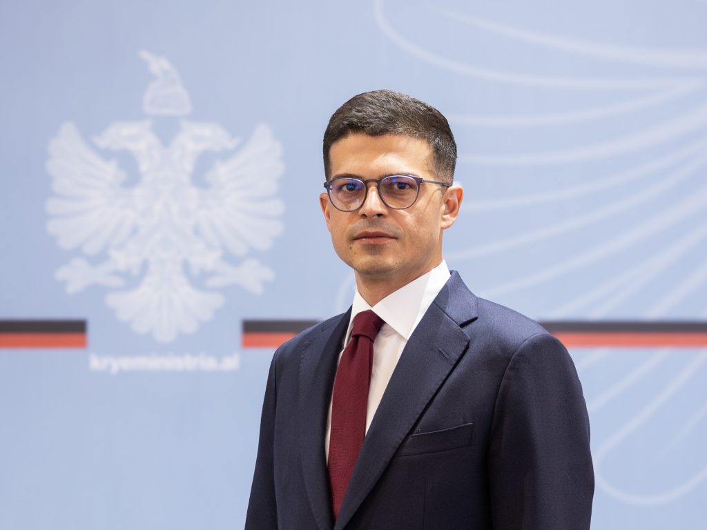  Dezertoi nga ushtria dhe mashtroi për prejardhjen   Berisha përplaset me ish ministrin  Vengu  Krenar që kam rrënjë suliote  familja ime pjesë e Pavarësisë