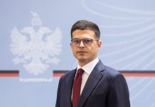 “Dezertoi nga ushtria dhe mashtroi për prejardhjen”, Berisha përplaset me ish-ministrin, Vengu: Krenar që kam rrënjë suliote, familja ime pjesë e Pavarësisë