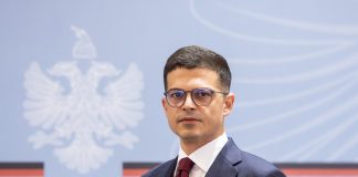 “Dezertoi nga ushtria dhe mashtroi për prejardhjen”, Berisha përplaset me ish-ministrin, Vengu: Krenar që kam rrënjë suliote, familja ime pjesë e Pavarësisë