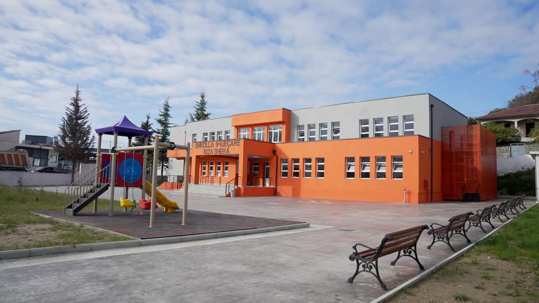 Shkolla 9 vjeçare  Riza Shera  në Manëz  një tjetër shkollë në Durrës që ka rihapur dyert falë ndërhyrjes së  EU4Schools 