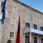 VENDIMI I FORTË I QEVERISË/ Vendos tavan për çmimet e shezlongëve dhe çadrave në plazhe