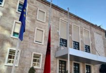 VENDIMI I FORTË I QEVERISË/ Vendos tavan për çmimet e shezlongëve dhe çadrave në plazhe