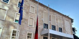 VENDIMI I FORTË I QEVERISË/ Vendos tavan për çmimet e shezlongëve dhe çadrave në plazhe