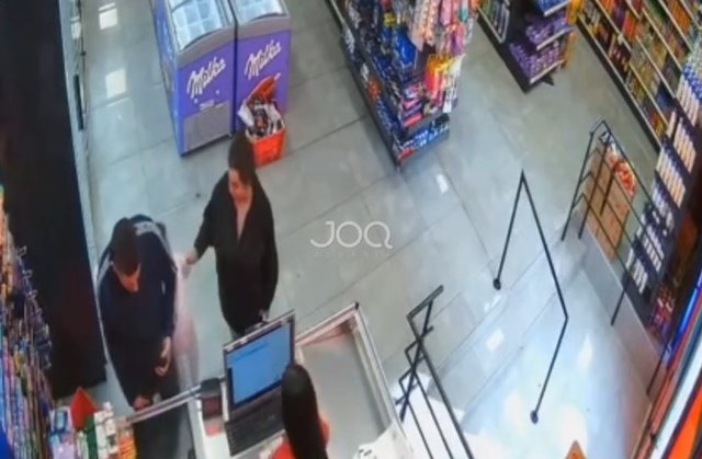 Pamje shqetësuese  Tik tok erja dhe ish banorja e Big Brother Albania sherr me vajzën e mitur të burrit në market  VIDEO 