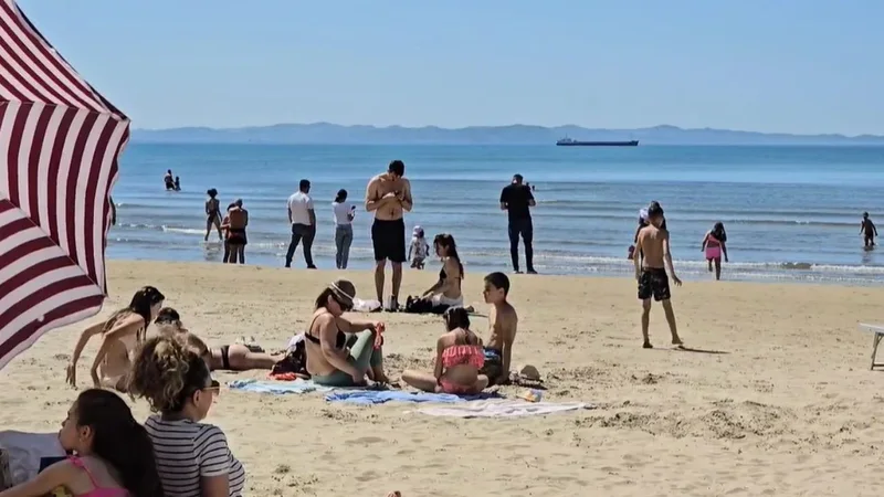 Plazh për 1 Maj  qytetarët mbushin bregdetin në Durrës