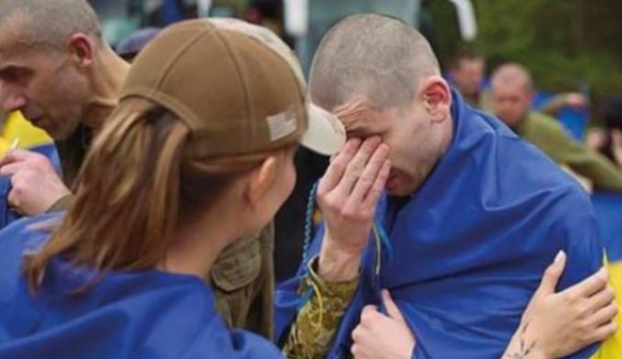 Lotët e grave dhe nënave të robërve ukrainas të luftës  një episod rrënqethës pas lirimit të ushtarëve nga Rusia