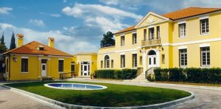 Sqarimi i Ambasadës amerikane në Tiranë: Ja cilët qytetarë nuk lejohen të hyjnë në SHBA