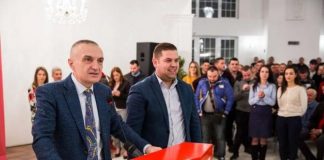 “‘Unë në izolim për firmat e tua’ / Meta shpërthen ndaj Braimllarit, ai kundërpërgjigjet: ‘Tentativë e ulët për të më intimiduar, po e përdor drejtësinë si mburojë personale!’”