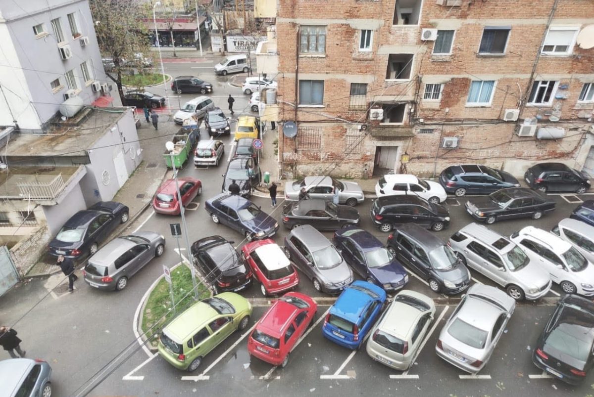 Tirana me trarë/ Si u kthye hapësira publike në pronë private të “të fortëve” dhe pse kjo duhet të marrë fund