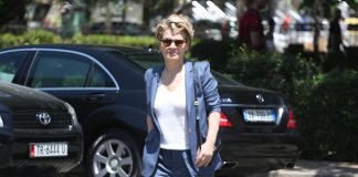 FOTO/ Saliu me virozë, Monika me të shkurtra! Çfarë u pa sot jashtë Kuvendit?