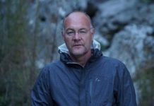 Auron Tare: Rezoluta, Dovleti dhe Paratë e Huaja