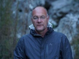 Auron Tare: Rezoluta, Dovleti dhe Paratë e Huaja