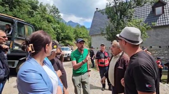 Incidenti në Theth me molotov  përfaqësuesi i IKMT së i kthehet banorëve  S ka Zot të vrasë punonjësit e shtetit