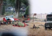 Heronj/ Të rraskapitur pas betejës me flakët në Delvinë, zjarrfikësit dhe ushtarët shtrihen përtokë për të fjetur