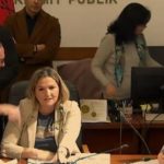 Flutura Açka shpërthen ndaj Gazment Bardhit: Kreu i grupit të PDsë nuk i takon atij! Së shpejti do dalë roli i tij dhe lidhjet me Berishën!