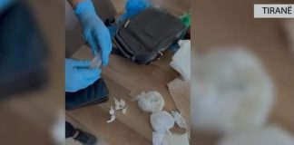 Drogë dhe vaj kanabisi me vlerë 500 mijë euro/ Zbulohet një banesë e përshtatur për përgatitjen e kanabisit dhe kokainës, arrestohet 61-vjeçar në Yzberisht,