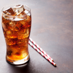 Konsumi i pijeve me gaz mund të shkaktojë rënien e flokëve, sipas studimit të ri