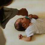 Nga djepi te ushqimi, 5 këshilla të kujdesit për foshnjat që kanë ndryshuar me kalimin e viteve