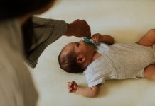 Nga djepi te ushqimi, 5 këshilla të kujdesit për foshnjat që kanë ndryshuar me kalimin e viteve