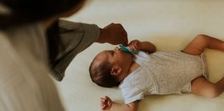 Nga djepi te ushqimi, 5 këshilla të kujdesit për foshnjat që kanë ndryshuar me kalimin e viteve