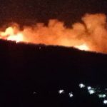 Zjarri përfshin kodrën në Drashovicë, era favorizon përhapjen e flakëve