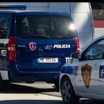 Atentati në Rinas/ Në makinën e djegur gjenden 4 armë, policia: Dyshohet janë përdorur në këtë ngjarje