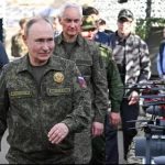 Putini i tregon ‘muskujt’ Evropës, me uniformë ushtarake në stërvitjet me Bjellorusinë! Morën pjesë 100 mijë ushtarë. Trump: Ndaloni naftën ruse