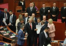 “Vetëm në Shqipëri ndodh që një deputet i opozitës është i pasur dhe me vila”