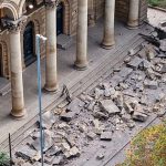 Pamje të frikshme në Angli, bie fasada e një kishe të periudhës viktoriane, shpëton për pak kalimtari