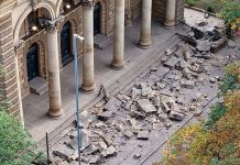 Pamje të frikshme në Angli, bie fasada e një kishe të periudhës viktoriane, shpëton për pak kalimtari