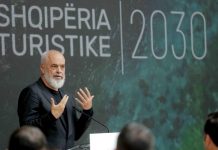 “Ecim pa të shtunë e pa të diel”/ Rama ndan pamjet nga aksioni për lirimin e hapësirave publike