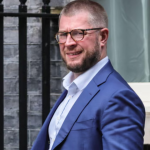 Tjetër goditje politike për Starmer, drejtori i strategjisë së kryeministrit jep dorëheqjen pasi iu kapën mesazhe seksuale për deputeten britanike