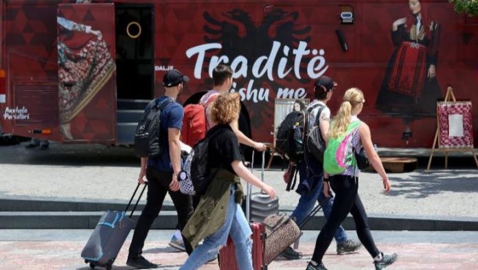 1761311153_turiste